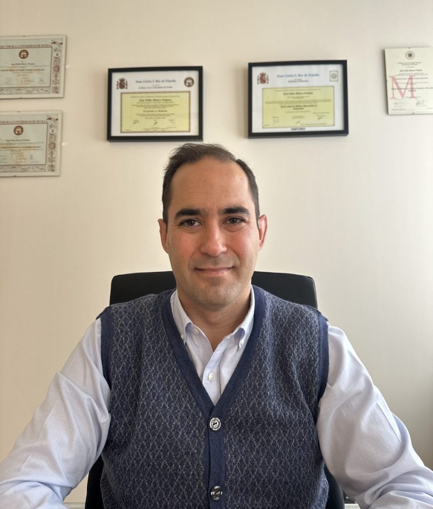Dr. Pablo Blanco Polaina, médico psiquiatra en su consulta de Sevilla.